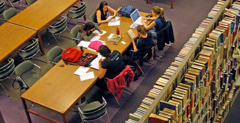 在阿玛科斯特图书馆学习的学生