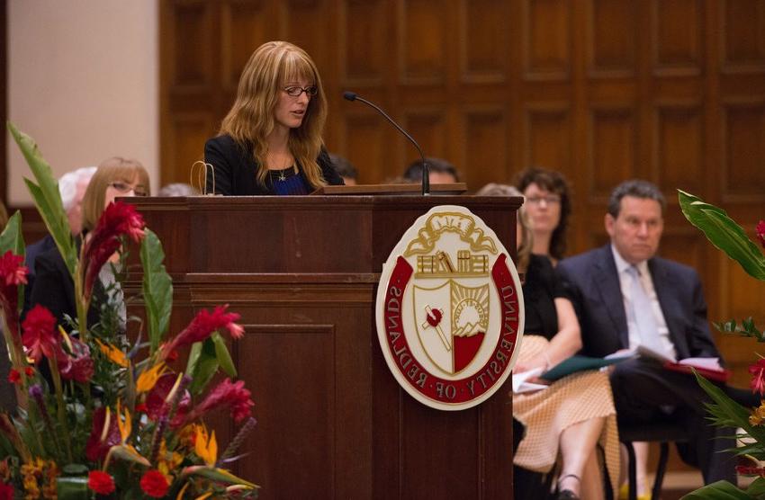 在纪念教堂举行的2015年荣誉毕业典礼上发言的女性.  